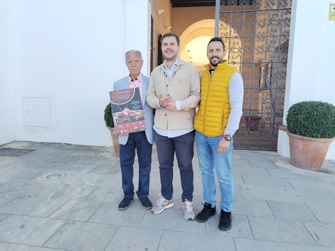 El edil de Turismo, Ángel Martínez, en la presentación del XXI Concurso de Cortadores de Jamón de Ronda, junto a Leocadio Corbacho, creador del certamen, y Alberto Corbacho, uno de los organizadores.