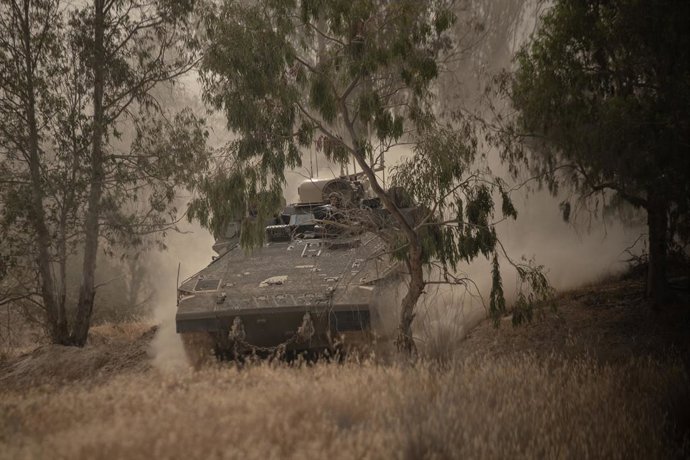 16 de maio de 2025, Fronteira de Gaza, Tel Aviv, Israel: Um tanque a caminho de Gaza para a grande invasão