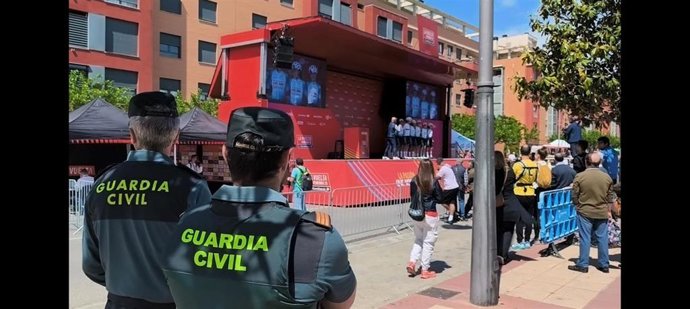 Agentes de la Guardia Civil en la zona de salida de la Vuelta Cilista a España femenina el pasado 6 de mayo, cuando tres jóvenes trataron de llevarse productos de alto valor de un supermercado de Barbastro.