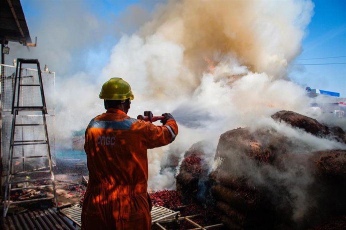 Archivo - Imagen de archivo de un bombero en India 