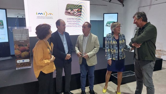 El director del IMIDA, Andrés Martínez, junto al director general de Industria Alimentaria y Asociacionismo Agrario, Fulgencio Pérez, en la celebración de la Jornada dirigida a las Organizaciones de Productores de Frutas y Hortalizas