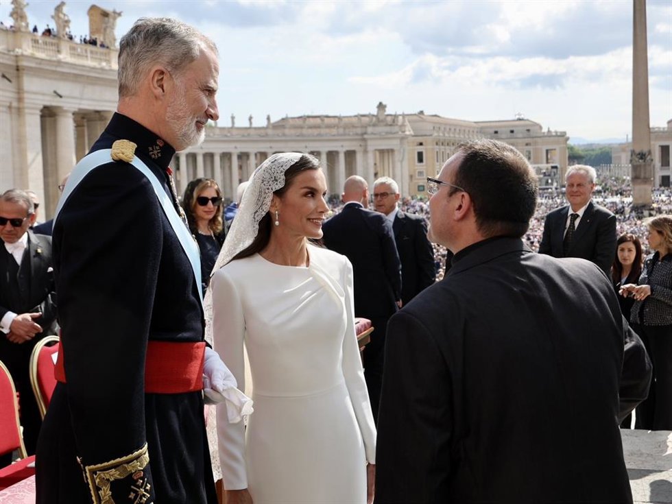 Los Reyes asisten, en la Plaza de San Pedro (Ciudad del Vaticano), a la Misa de inicio del pontificado de su santidad el papa León XIV.
