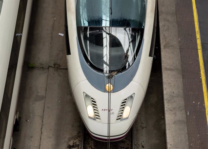 Archivo - Un tren Ave en las vías espera para salir en la estación de Atocha, a 23 de diciembre de 2022, en Madrid (España). Con motivo de las fechas navideñas, Renfe ofrece más de cinco millones de plazas en los 25.000 trenes que pone en circulación para