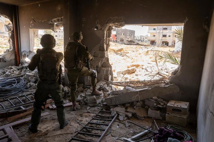 JERUSALÉM, 17 de maio de 2025 -- Esta foto divulgada em 16 de maio de 2025 mostra tropas israelenses operando na Faixa de Gaza. As forças armadas israelenses disseram na sexta-feira que intensificaram suas operações na Faixa de Gaza, lançando uma onda de 