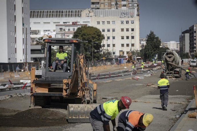 Archivo - Albañiles durante las obras de ampliación del tranvía de Sevilla y el corredor verde en la Avd, de San Francisco Javier. A 20 de febrero de 2023, en Sevilla (Andalucía, España). 