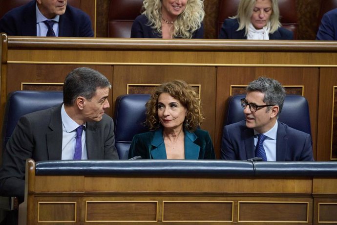 Archivo - (I-D) El presidente del Gobierno, Pedro Sánchez; la vicepresidenta primera y ministra de Hacienda, María Jesús Montero, y el ministro de la Presidencia, Relaciones con las Cortes y Justicia, Félix Bolaños.