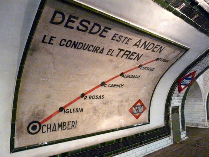 Cartel en la Antigua Estación de Chamberí.