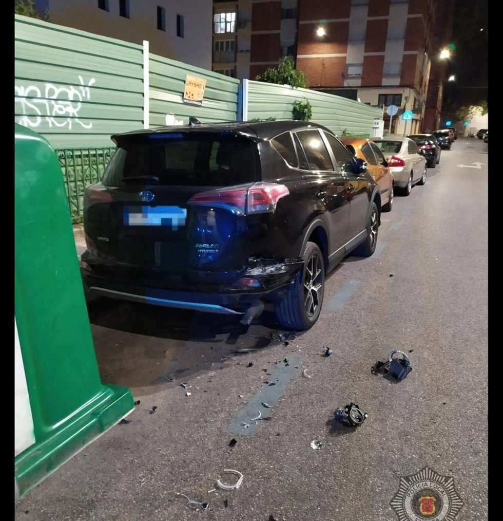 Un conductor se da a la fuga tras chocar contra un vehículo aparcado en la calle Lusones de Cuenca