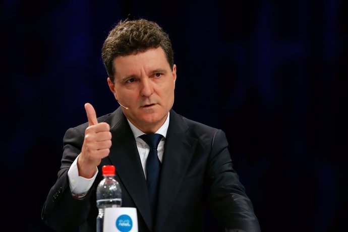 BUCHAREST, May 9, 2025  -- Bucharest Mayor Nicusor Dan gestures during a TV debate with George Simion (not in picture), chairman of the Alliance for the Union of Romanians, in Bucharest, Romania, May 8, 2025. George Simion and Nicusor Dan will advance to 