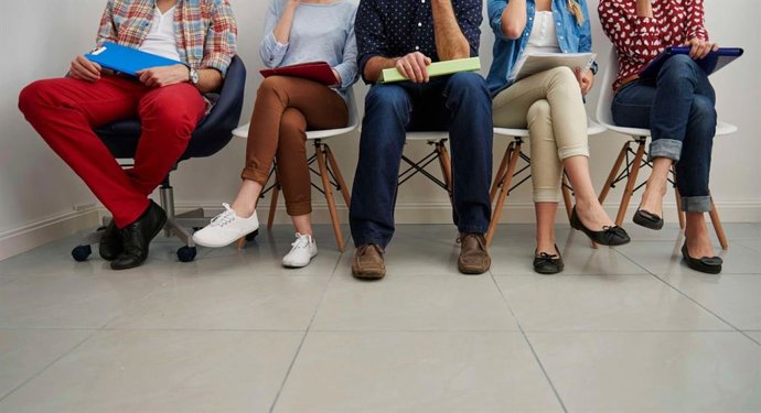 Imagen de mujeres esperando para una entrevista de trabajo.