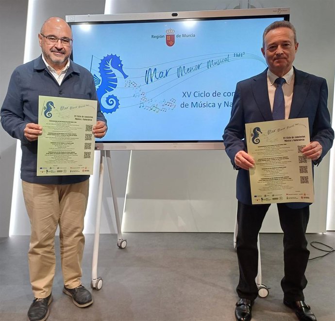 El director general del Mar Menor, Víctor Serrano, junto con el vicedirector del Conservatorio de Música de Murcia, Luis Giménez, en la presentación del XV ciclo Música y Naturaleza