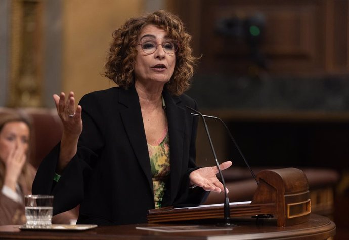 Archivo - La vicepresidenta primera y ministra de Hacienda, María Jesús Montero, interviene durante una sesión plenaria en el Congreso de los Diputados, a 9 de abril de 2025, en Madrid (España). El Gobierno afronta hoy en el Congreso una ofensiva parlamen
