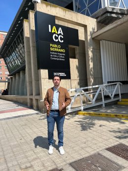 El diputado socialista Darío Villagrasa frente al IAACC Pablo Serrano de Zaragoza en el Día Internacional de los Museos