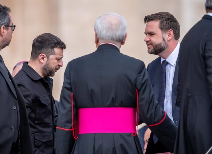 18 de maio de 2025, Vaticano, Cidade do Vaticano: O vice-presidente dos EUA, JD Vance, e o presidente da Ucrânia, Volodymyr Zelensky, chegam à inauguração do Papa Leão XIV na Praça de São Pedro. Foto: Michael Kappeler/dpa