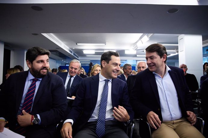 Archivo - (I-D) El presidente del Gobierno regional, Fernando López Miras; el presidente de la Junta de Andalucía, Juanma Moreno, y el presidente de la Junta de Castilla y León, Alfonso Fernández Mañueco, conversan durante una reunión del Comité Ejecutivo