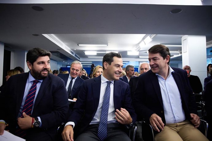 Archivo - Arquivo - (E-D) O Presidente do Governo Regional, Fernando López Miras; o Presidente do Governo Regional da Andaluzia, Juanma Moreno, e o Presidente do Governo Regional de Castilla y León, Alfonso Fernández Mañueco, conversam durante uma reunião
