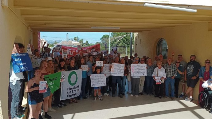 Activistas europeas contra ganadería industrial se concentran frente a una macroexplotación bovina en Bétera (Valencia)