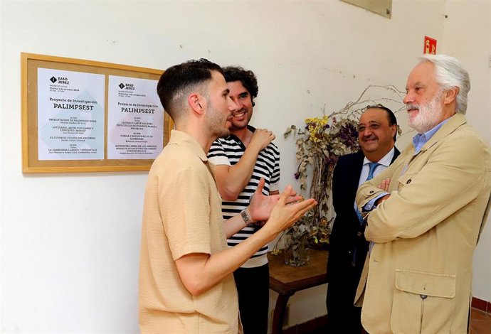 Presentación del proyecto 'Palimpsest' en la Escuela de Arte de Jerez de la Frontera (Cádiz), con la visita del teniente de alcaldesa, Agustín Muñoz, y el delegado de Cultura, Francisco Zurita. (Foto de archivo).