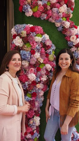 Las consejeras municipales Sara Fernández y Tatiana Gaudes en la presentación de la composición floral del Teatro Principal para conmemorar su 225º aniversario.