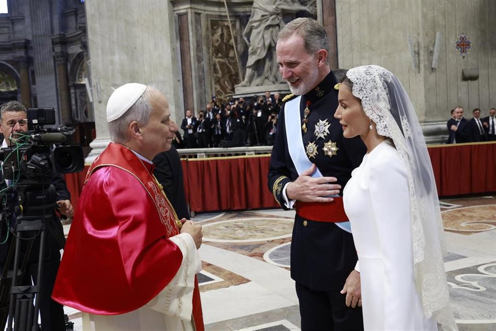Los Reyes Felipe VI y Letizia saludan al Papa León XIV tras la misa de inicio de su pontificado, el 18 de mayo de 2025.