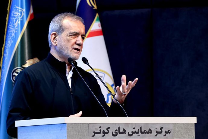 17 de maio de 2025, Teerã, Irã: O presidente iraniano MASOUD PEZESHKIAN fala com oficiais da marinha em Teerã.