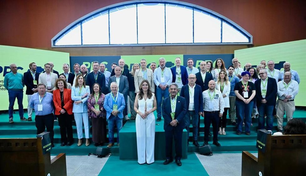 Foto de famillia en el acto de proclamación de Paula Fernández como candidata electoral del PRC en sustitución de Revilla
