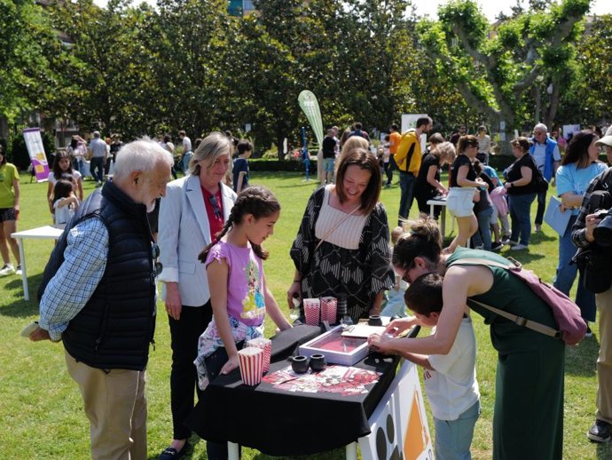 La cosejera Carmen Susín y la directora general Eva Fortea observan una delas actividades organizadas este domingo por el Día de las Familias en los jardines del Edificio Pignatelli de Zaragoza.