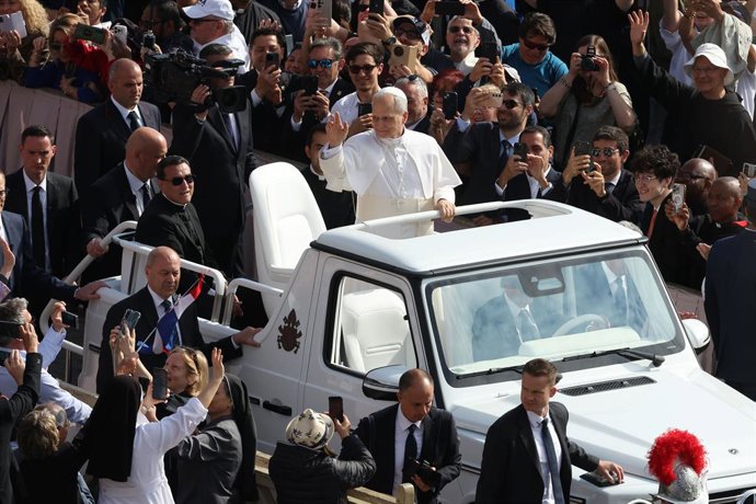 Roma, Itália, Itália: Roma, Rito de Entronização do Papa Leão XIV - cerimônia de instalação e início do pontificado, Na foto: O Papa Leão XIV atravessa a Praça de São Pedro no papamóvel