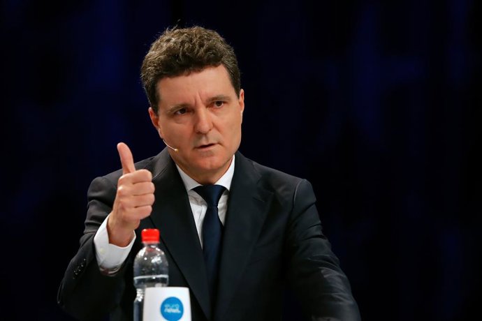 BUCARESTE, 9 de maio de 2025 -- O prefeito de Bucareste, Nicusor Dan, gesticula durante um debate na TV com George Simion (não na foto), presidente da Aliança para a União dos Romenos, em Bucareste, Romênia, em 8 de maio de 2025. George Simion e Nicusor D