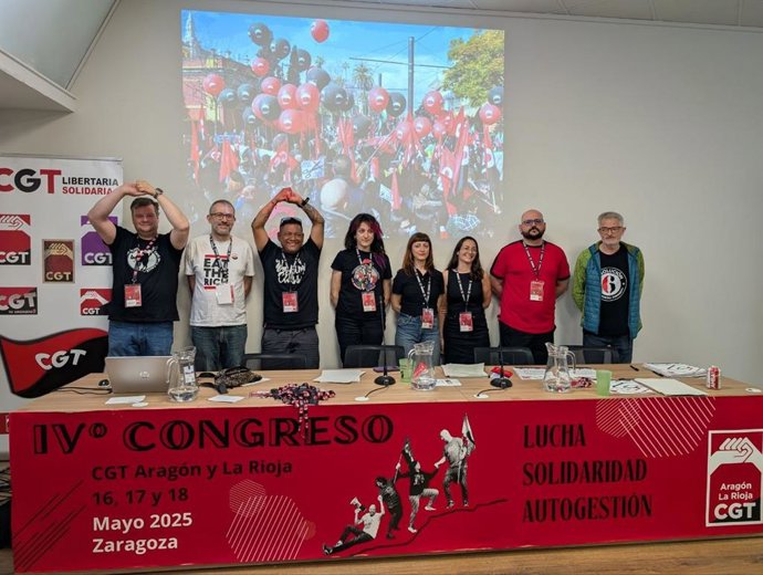 El nuevo secretario general de CGT Aragón-La Rioja, ÓScar Fraj, tercero por la izquierda, en el congreso de la organización sindical celebrado este fin de semana.
