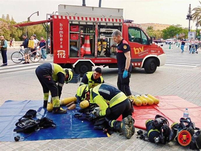 Bomberos sofocan un incendio en un restaurante de la avenida Menéndez Pidal