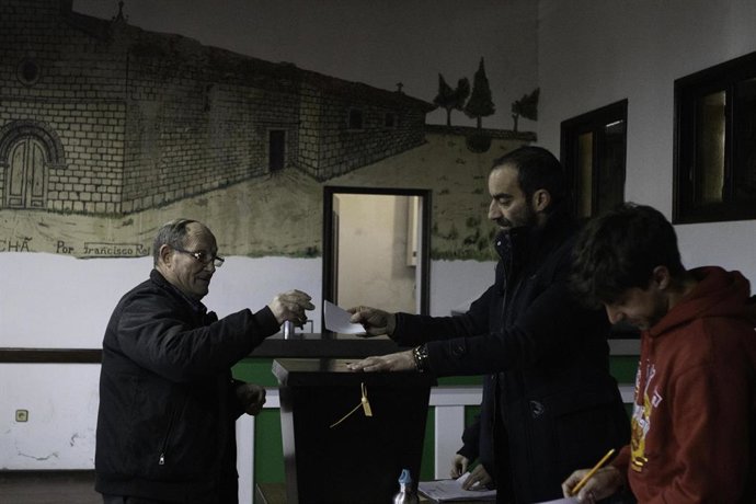 Archivo - Arquivo - 10 de março de 2024: Montalegre, Portugal. Mesa de votação em uma paróquia rural para as eleições parlamentares em Portugal, para votar nos membros da Assembleia da República para a XVI Legislatura, da qual será formado um governo para