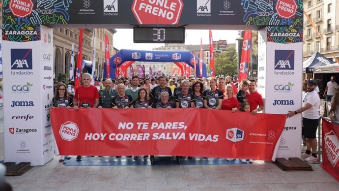 Pancarta en la salida de la Ponle Freno 2025 de Zaragoza celebrada este domingo.
