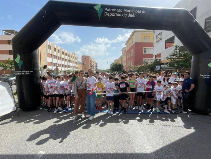 Salida de la vigésima octava edición de la Carrera Popular 'Educación por el Deporte'.