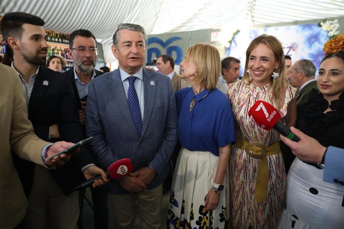 El consejero de la Presidencia, Interior, Diálogo Social y Simplificación Administrativa, Antonio Sanz, atiende a los medios en la Feria de Jerez de la Frontera (Cádiz).