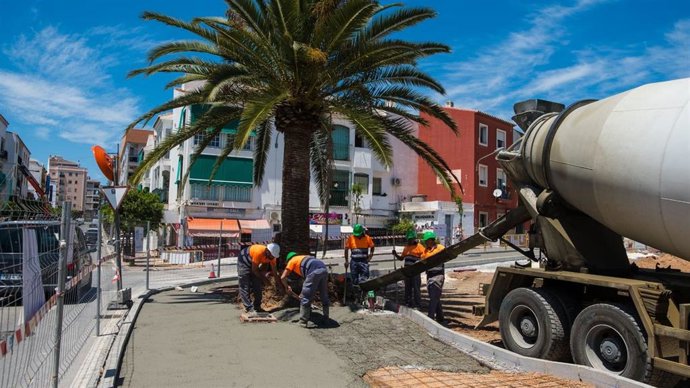 Imagen de las obras del nuevo aparcamiento en la avenida Oriental de San Pedro Alcántara, en Marbella (Málaga).