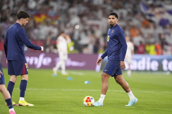 Ronald Araujo, do FC Barcelona, aquece durante a final da Copa do Rei da Espanha, partida de futebol disputada entre o FC Barcelona e o Real Madrid no Estádio La Cartuja, em 26 de abril de 2025, em Sevilha, Espanha.