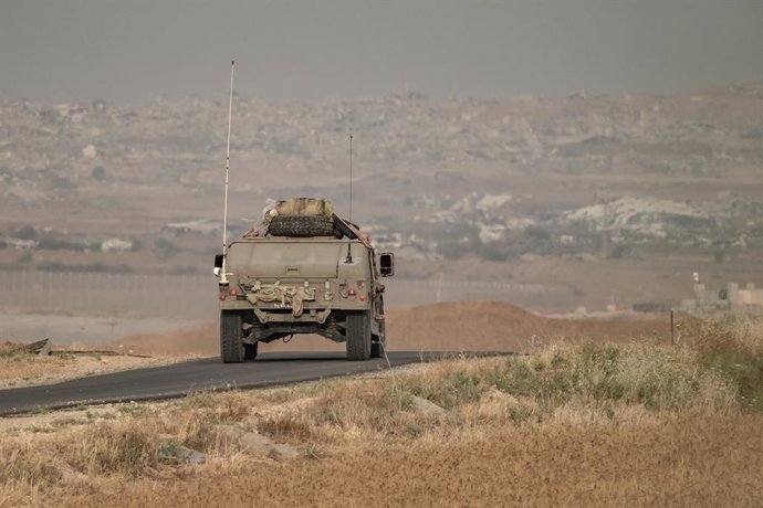 17 de maio de 2025, Fronteira de Gaza, Fronteira de Gaza, Israel: Um carro militar a caminho de Gaza