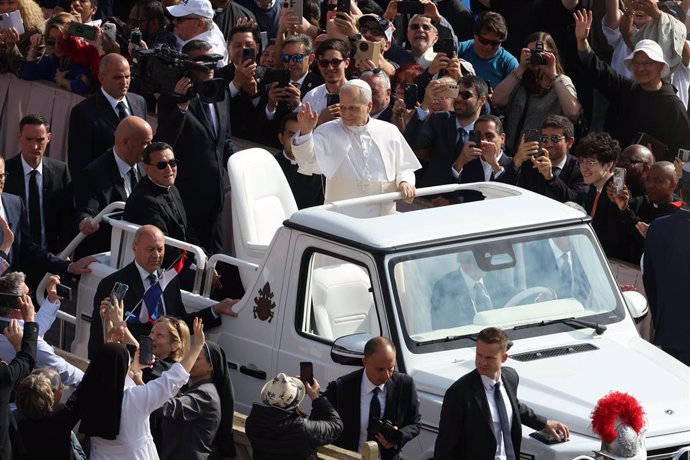 El papa Lleó XVI des del papamòbil