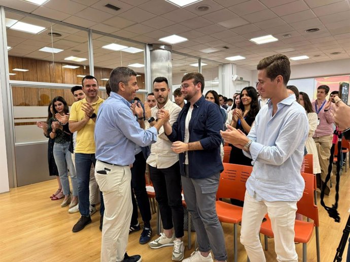 Mazón destaca la "determinación y vocación" de los jóvenes de Nuevas Generaciones: "Es un orgullo presidir este partido"