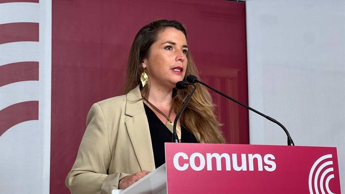 Arxivo - La coordinadora dels Comuns, Candela López, en una roda de premsa des de la seu del partit