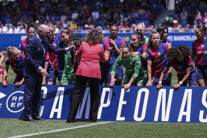 Rafael Louzán, presidente de la RFEF, y Beatriz Álvarez, presidenta de la Liga F, entregan el trofeo de campeón de la Liga F al FC Barcelona