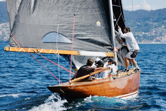 El 'Joy' conquista la tercera serie de la Liga de 6 Metros en Sanxenxo