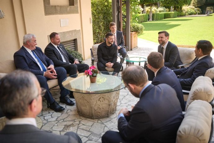 Marco Rubio, JD Vance e Volodimir Zelenski em Roma