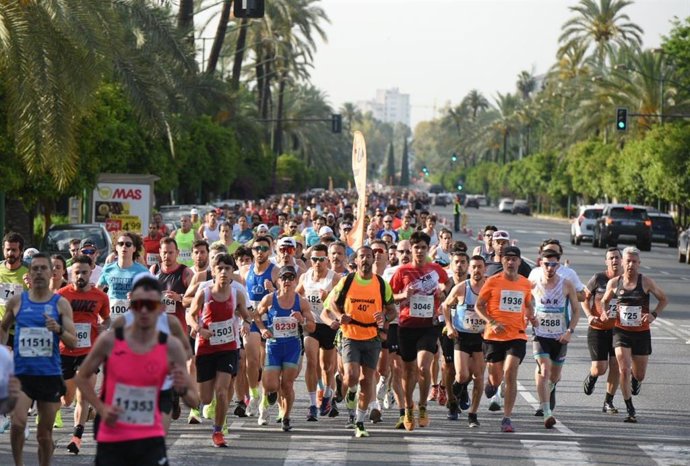 Casi 9.000 corredores participan en la Carrera Parque de María Luisa organizada por el Ayuntamiento.