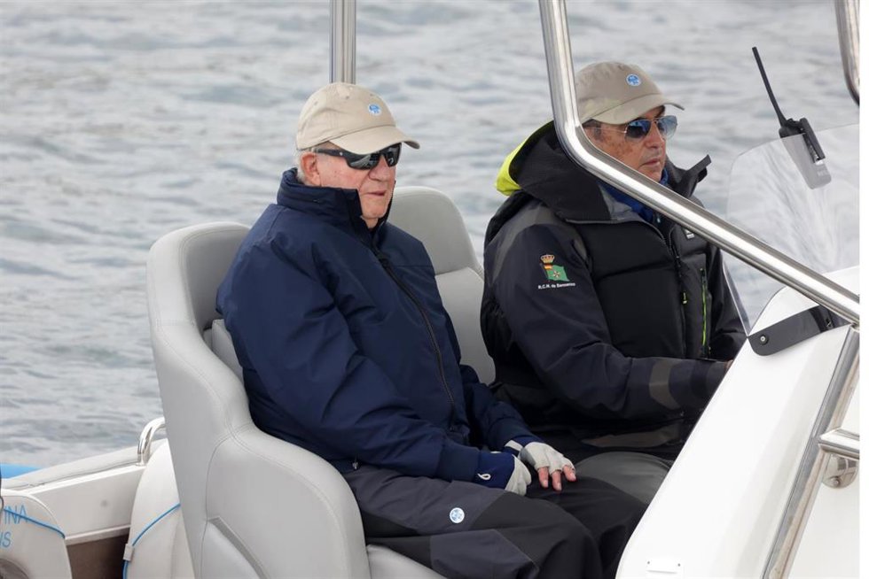 El Rey Juan Carlos y Pedro Campos embarcando, a 18 de mayo de 2025, en Sanxenxo (España).