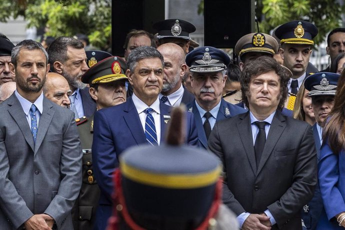 Archivo - Jorge Macri (en el centro) y Javier Milei (D)