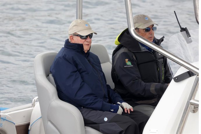 Rei Juan Carlos e Pedro Campos embarcando, em 18 de maio de 2025, em Sanxenxo (Espanha).