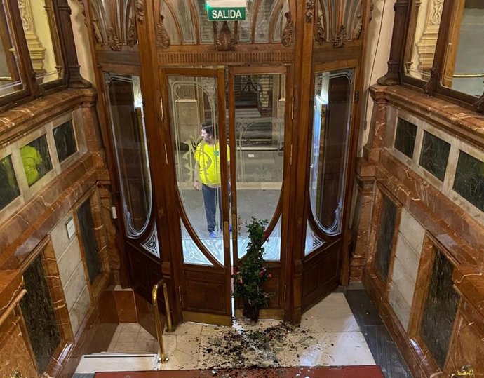 Imagen del vidrio de 1901 dañado tras el acto vandálico