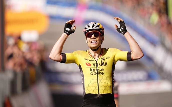 El ciclista belga Wout van Aert (Visma-Lease a Bike) se impone en la novena etapa del Giro de Italia